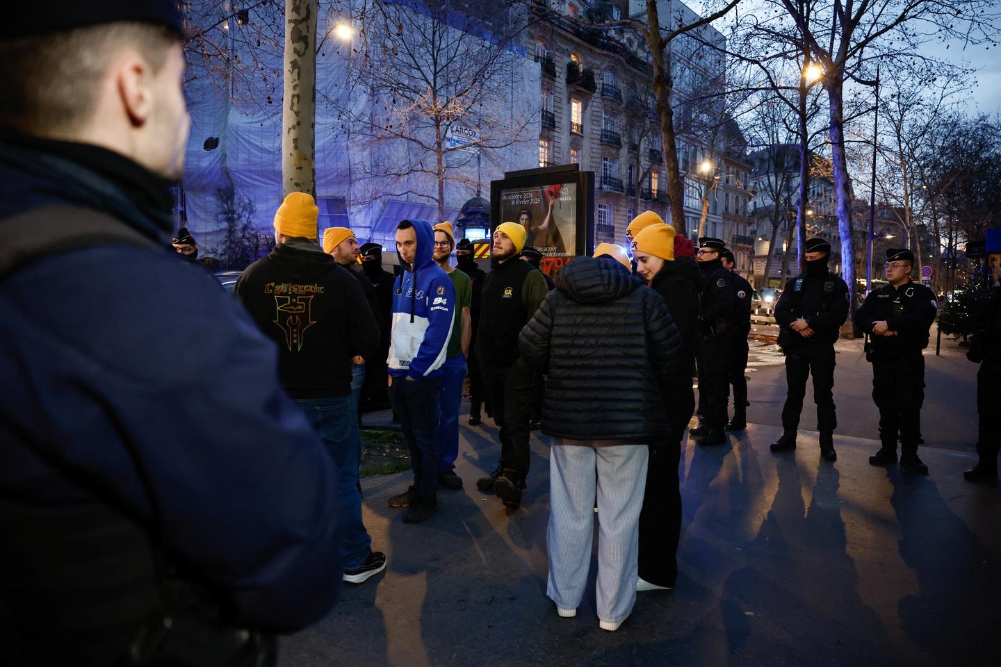 Les agriculteurs de la Coordination rurale bloqués dans leur tentative de rallier Paris