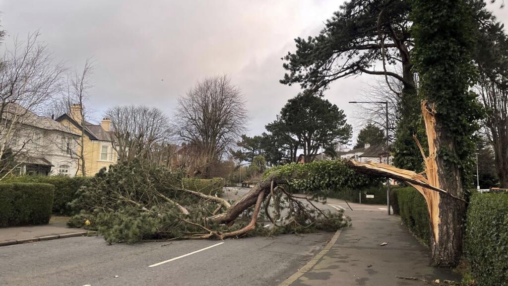 Les deux Irlandes balayées par la puissante tempête Eowyn, le nord-ouest de la France en vigilance