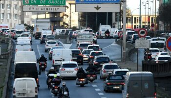 Les deux et trois-roues autorisés à circuler entre les files de gauche sur toutes les grandes routes