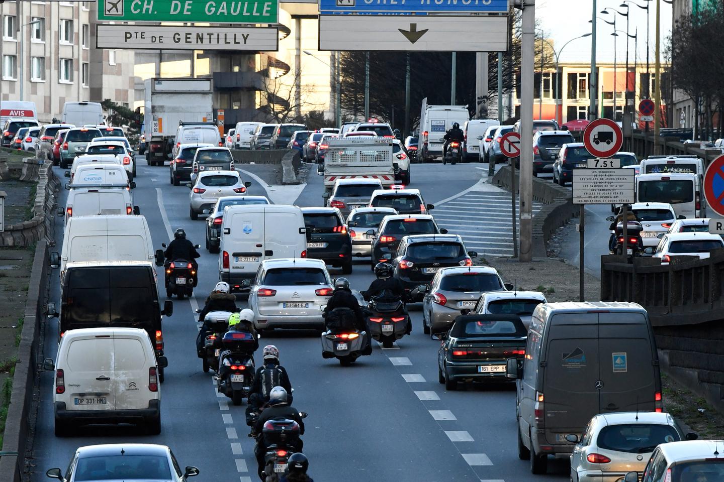 Les deux et trois-roues autorisés à circuler entre les files de gauche sur toutes les grandes routes