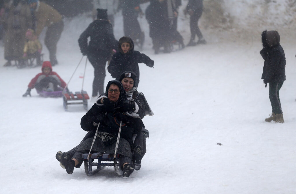 Les luges sont de sortie: Fortes chutes de neige en Algérie