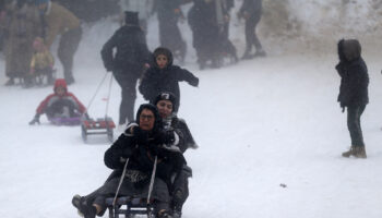 Les luges sont de sortie: Fortes chutes de neige en Algérie