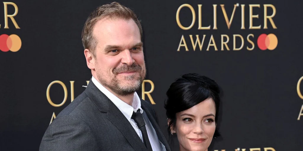 Lily Allen pone fin a su matrimonio con David Harbour tras encontrarle activo en una app de citas