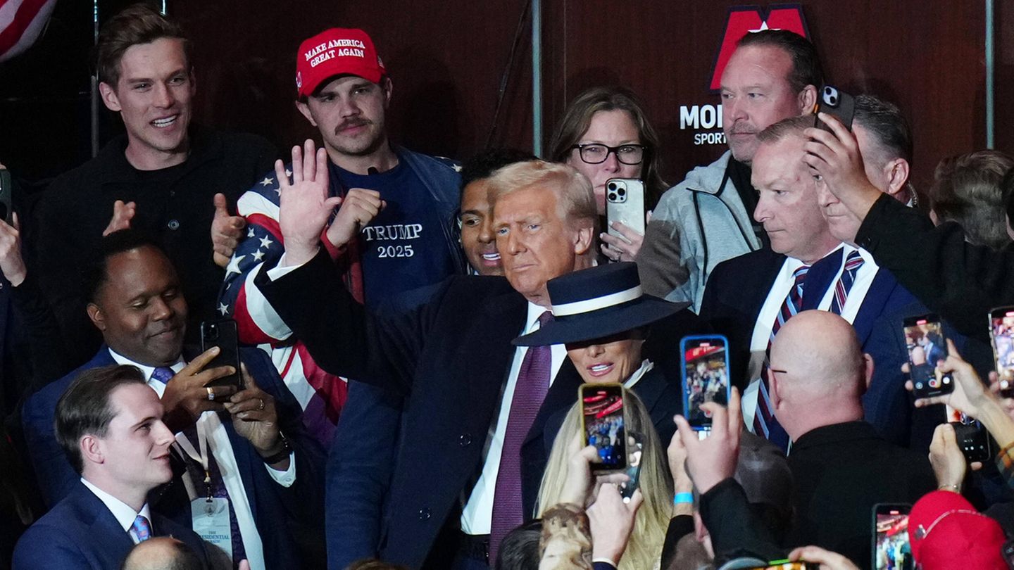 Donald Trump genießt die Aufmerksamkeit seiner Anhängerinnen und Anhänger in der Capital One Arena sichtlich