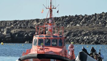 Llega a El Hierro un nuevo cayuco durante la noche con 73 migrantes a bordo