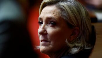 Loin des négociations politiques, Marine Le Pen achève la séquence d’hommages à son père