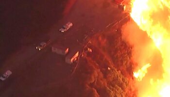 Los Angeles: Feuerwehrleute fliehen vor riesiger Flammenwand