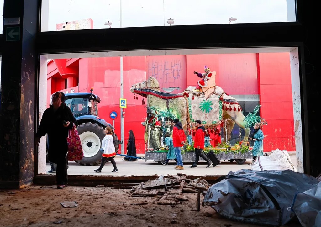 Los Reyes Magos llevan la ilusión a los niños de la 'zona cero' de la dana con pajes muy especiales