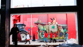 Los Reyes Magos llevan la ilusión a los niños de la 'zona cero' de la dana con pajes muy especiales