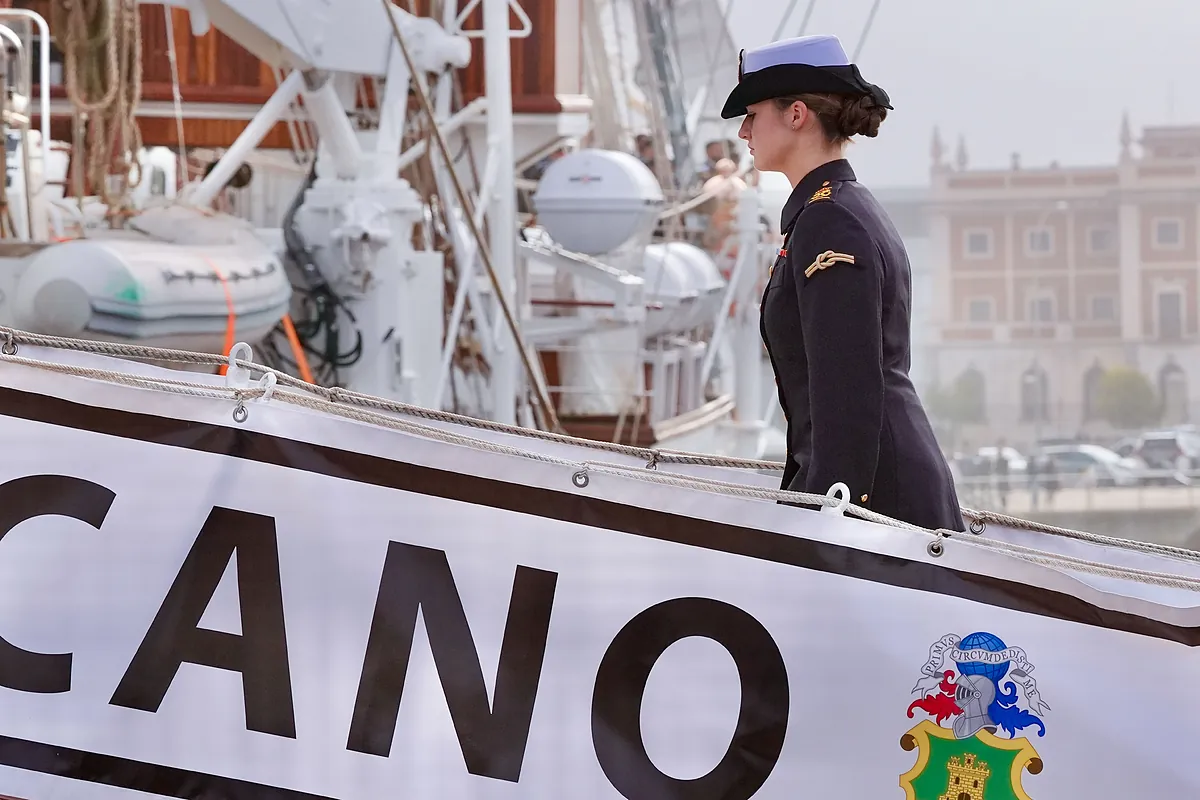 Los Reyes despiden en Cádiz a  la guardiamarina Borbón y Ortiz, que zarpa en el Juan Sebastián Elcano