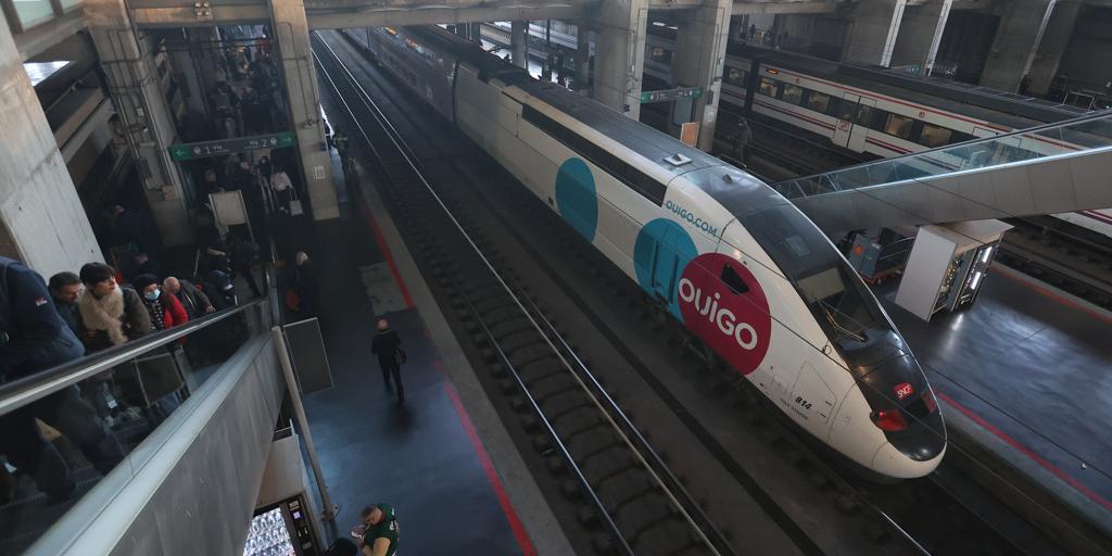 Los novedosos trenes de doble planta de Ouigo ya operan en Córdoba: el primero de la mañana para en la estación