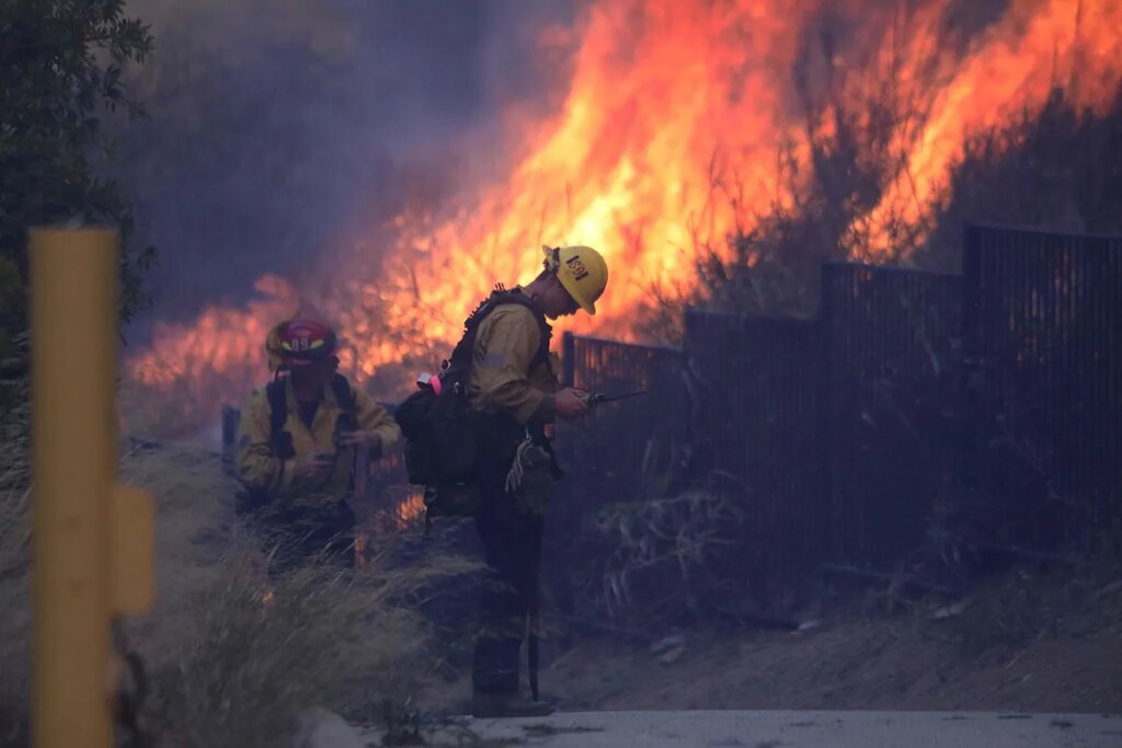 Los residentes de Los Ángeles huyen del fuego mientras los vientos potencialmente "mortales y destructivos" ganan fuerza