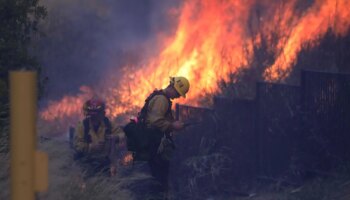 Los residentes de Los Ángeles huyen del fuego mientras los vientos potencialmente "mortales y destructivos" ganan fuerza