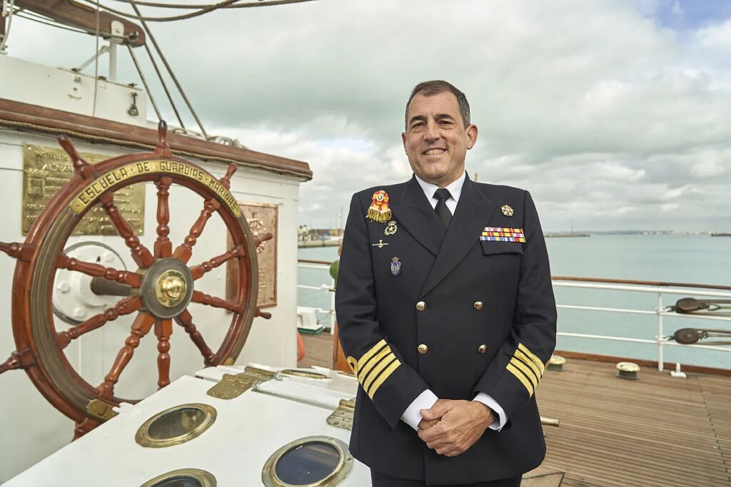 Luis Carreras, el comandante en Elcano de Leonor: "Aquí se aprende a mandar y ser mandado"