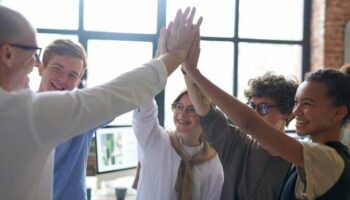 Mal-être au travail : Un patron visionnaire remplace l’intégralité de ses employés par des happiness managers