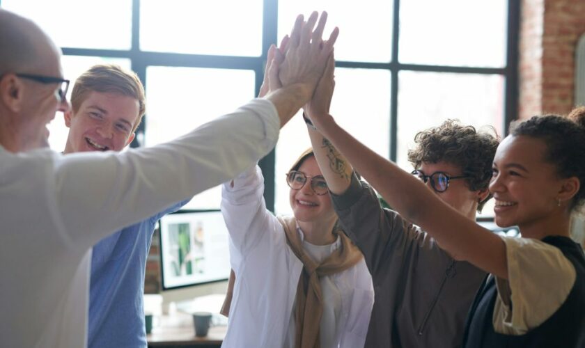 Mal-être au travail : Un patron visionnaire remplace l’intégralité de ses employés par des happiness managers