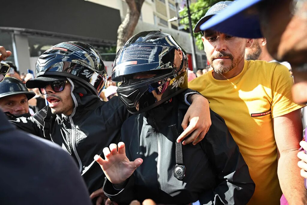 María Corina Machado, detenida violentamente por agentes chavistas durante una gran manifestación