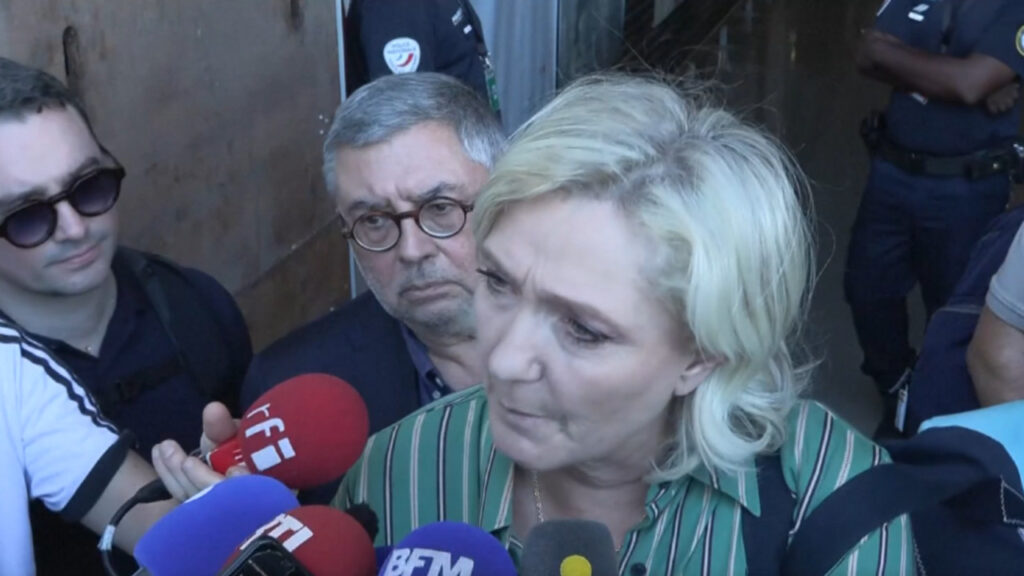 Marine Le Pen en visite à Mayotte pour mettre la pression sur le gouvernement