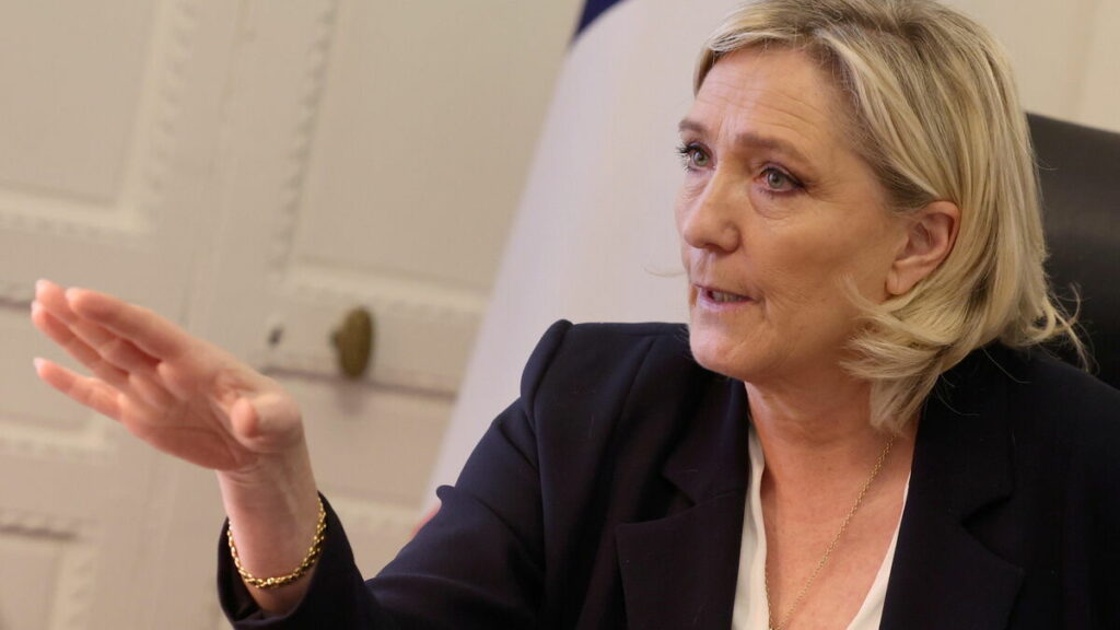 Mayotte : le plan de reconstruction « ne va pas assez loin », déplore Marine Le Pen à son arrivée sur place