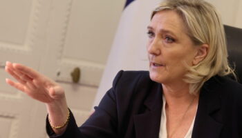 Mayotte : le plan de reconstruction « ne va pas assez loin », déplore Marine Le Pen à son arrivée sur place