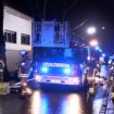 Die Feuerwehr rettete mehrere Menschen aus dem verqualmten Haus. Foto: Justin Brosch/- /dpa