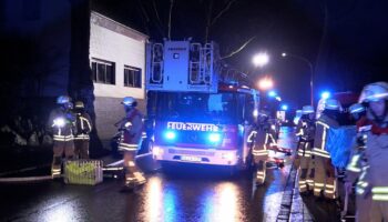 Die Feuerwehr rettete mehrere Menschen aus dem verqualmten Haus. Foto: Justin Brosch/- /dpa