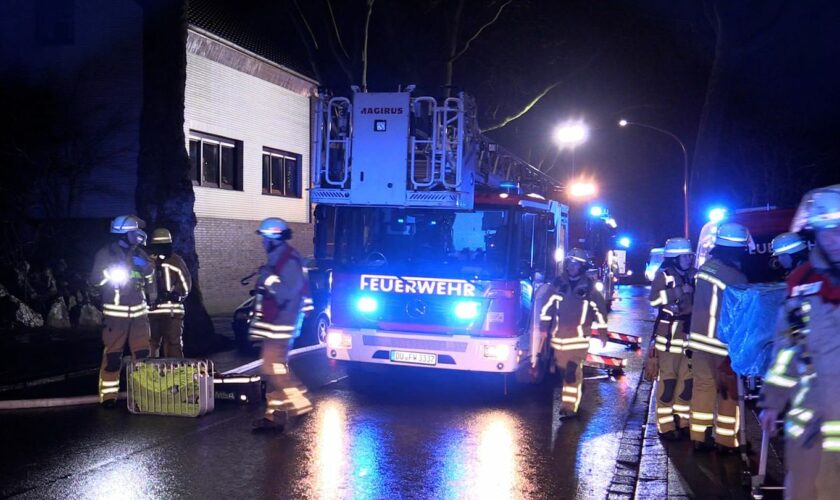 Die Feuerwehr rettete mehrere Menschen aus dem verqualmten Haus. Foto: Justin Brosch/- /dpa