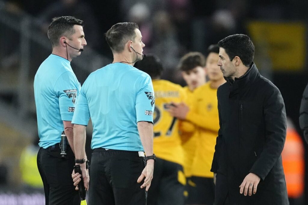 Mikel Arteta condemns abuse of referees after Michael Oliver targeted: ‘It damages our sport’