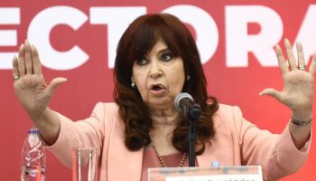 Milei firma un proyecto que puede impedir la candidatura de Cristina Kirchner