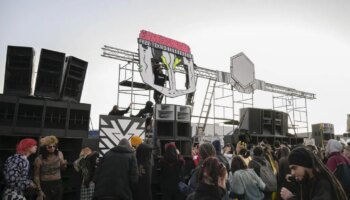 Miles de personas en la rave que comenzó en Nochevieja cerca del aeropuerto de Ciudad Real