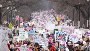 Miles de personas se concentran en Washington para protestar por la investidura de Trump