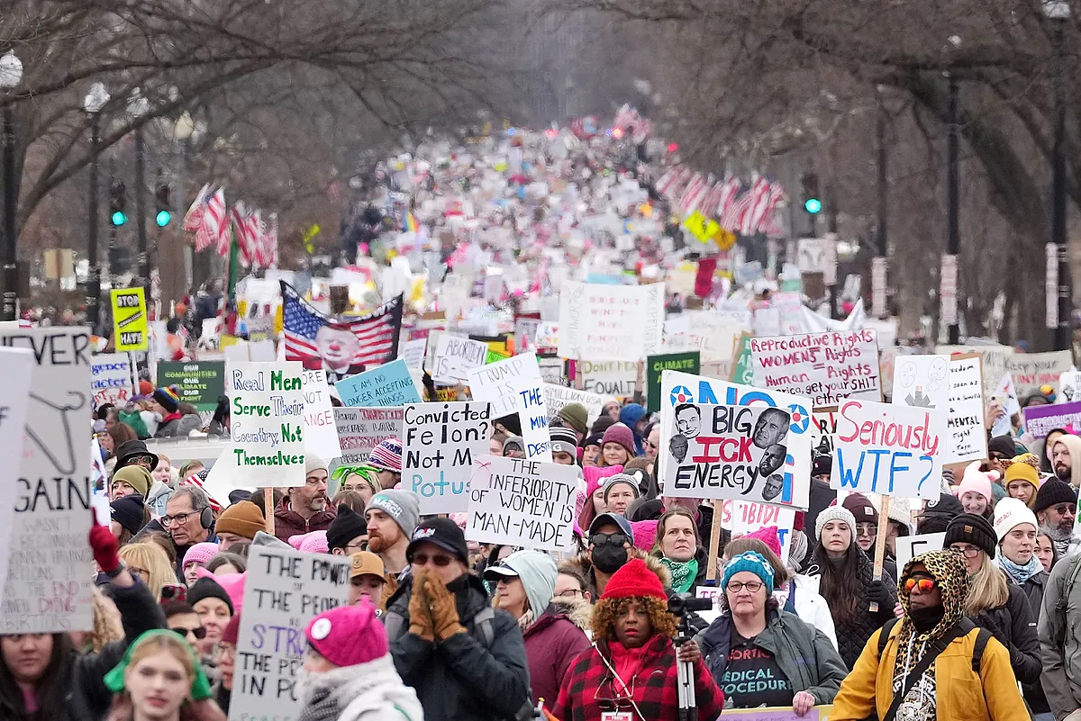 Miles de personas se concentran en Washington para protestar por la investidura de Trump