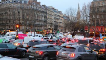 Mise en place des ZFE: Qui va pouvoir encore rouler dans Paris en 2025 ?