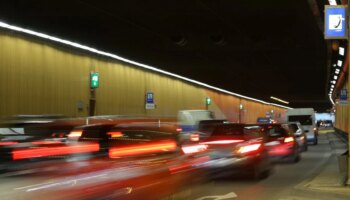 Mittlerer Ring: Auto kollidiert mit Fahrbahnteiler – Brudermühltunnel einseitig gesperrt