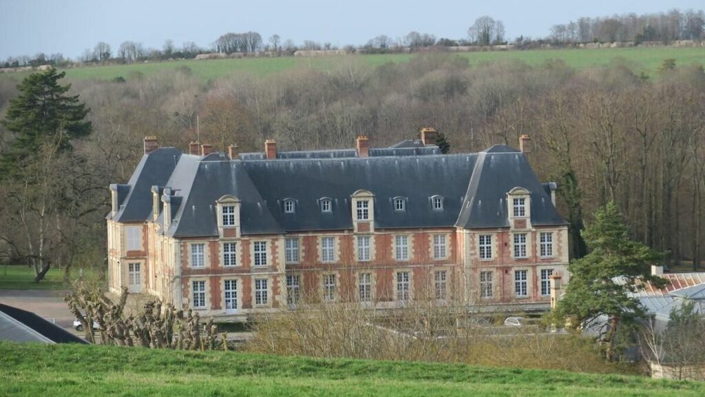 Mobilier d’un château des Yvelines bradé aux enchères : après la « bourde monumentale », la Cour des comptes sévit