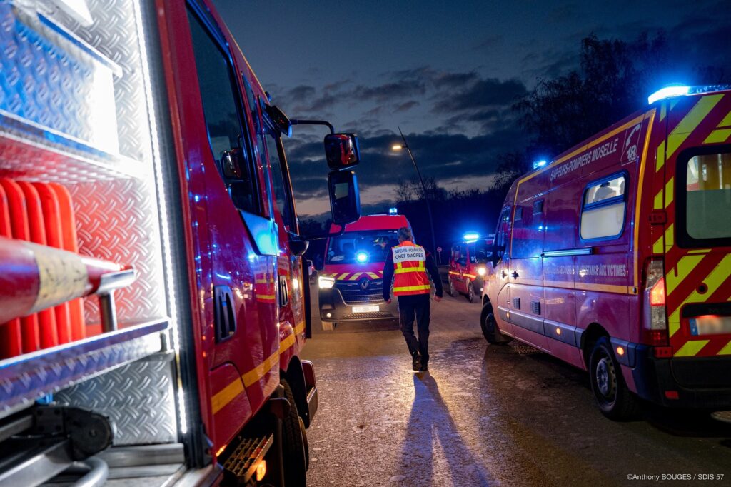 Moselle: Un camion-toupie percute le pont surplombant l'A30, un mort