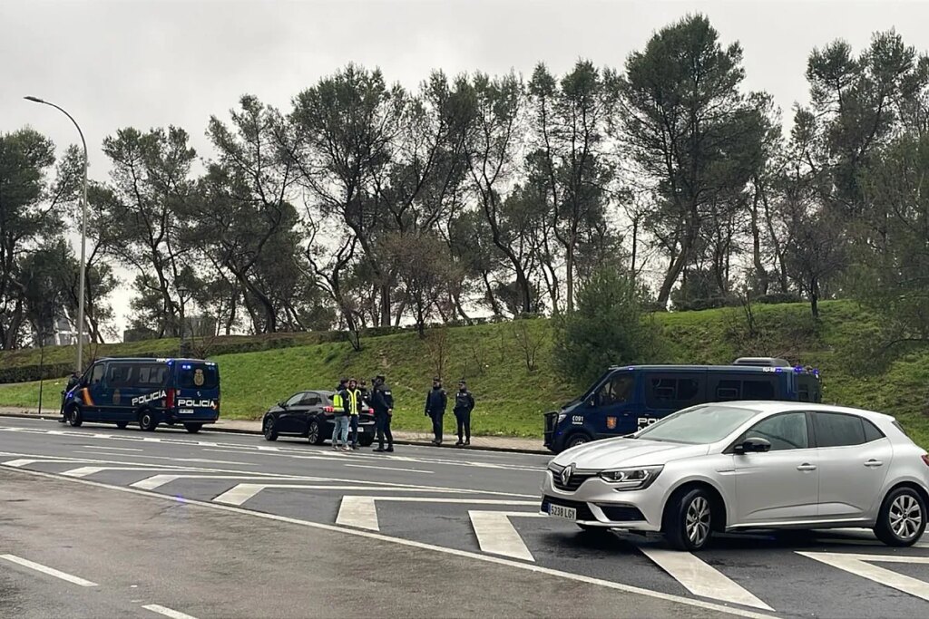 Muere el conductor de un vehículo al recibir un disparo en el pecho tras embestir en la huida a un coche de la Policía en Madrid