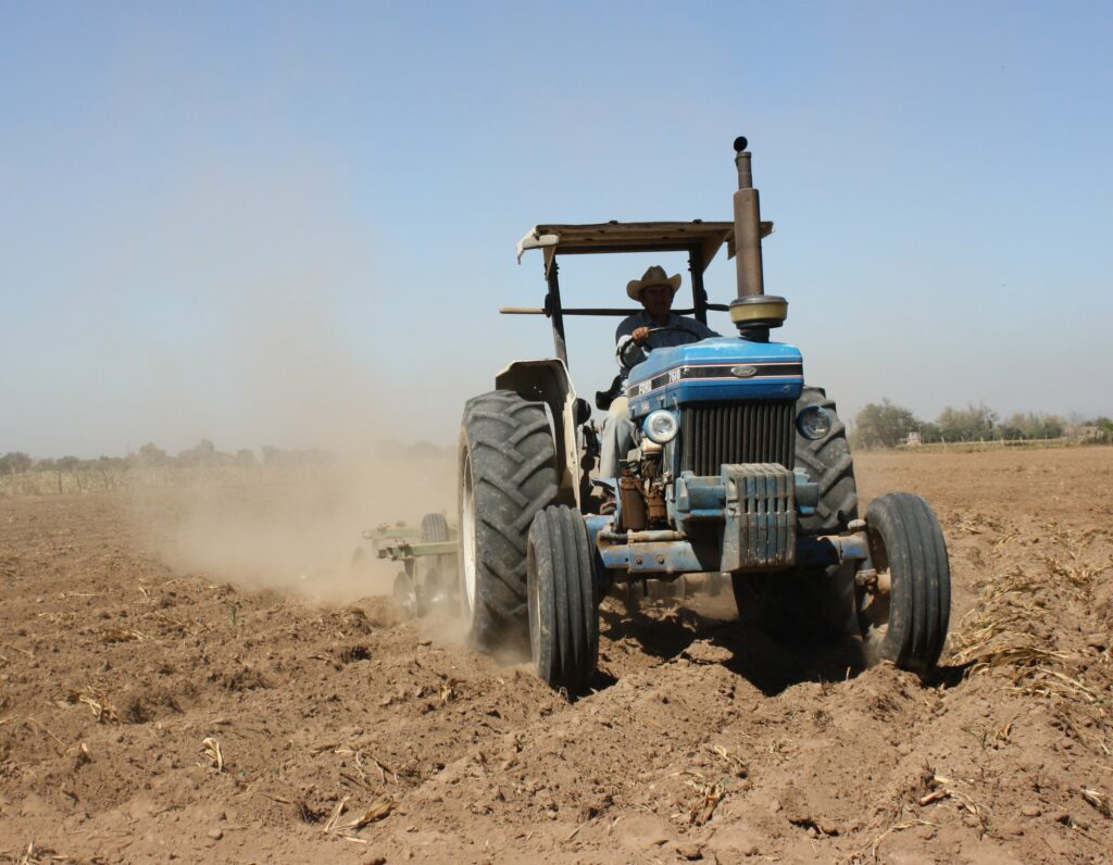 Muere un hombre al volcar el tractor que conducía en una huerta de Alcalá de Guadaíra