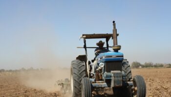 Muere un hombre al volcar el tractor que conducía en una huerta de Alcalá de Guadaíra