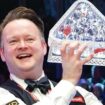 Shaun Murphy holes the Paul Hunter trophy aloft