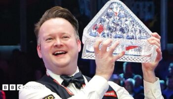 Shaun Murphy holes the Paul Hunter trophy aloft