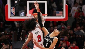 NBA: Les Spurs gâchent à Chicago, Dallas perd Irving et un 5e match