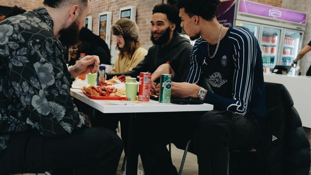 NBA Paris Games : quand Wembanyama emmène ses partenaires des Spurs dans son… kebab préféré