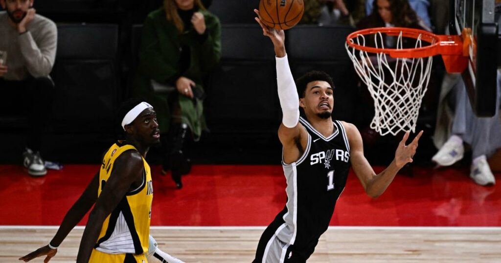 NBA : pluie de contres, trois points, passe pour lui-même... En vidéo, le récital de Victor Wembanyama et des Spurs à Bercy