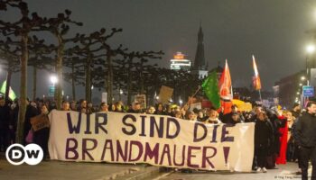 Nach CDU/AfD-Votum: Massenproteste, Parteiaustritte und mehr