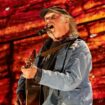 Neil Young se retire du festival de Glastonbury, l'accusant d'être « sous le contrôle » de la BBC