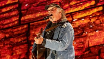 Neil Young se retire du festival de Glastonbury, l'accusant d'être « sous le contrôle » de la BBC