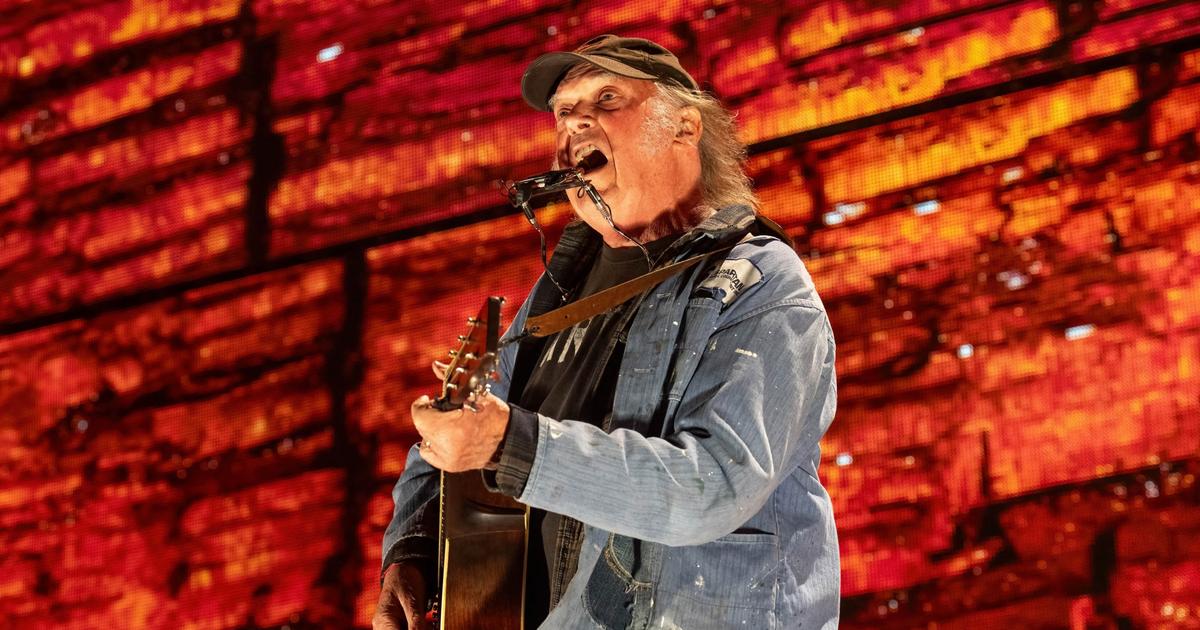 Neil Young se retire du festival de Glastonbury, l'accusant d'être « sous le contrôle » de la BBC