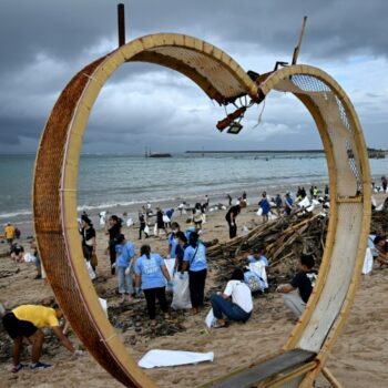 Nettoyage des plages: Bali envahie par l'un des "pires" échouages de déchets plastiques