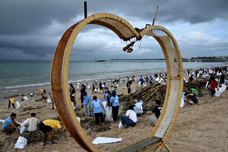 Nettoyage des plages: Bali envahie par l'un des "pires" échouages de déchets plastiques